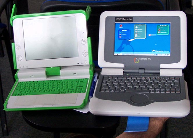O portátil XO de OLPC xunto a un Classmate PC de Intel
