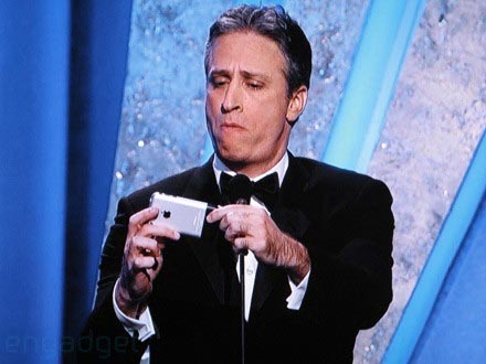 Stewart co iPhone durante a gala dos Oscars