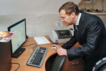 Dmitry-Medvedev-computer.jpg