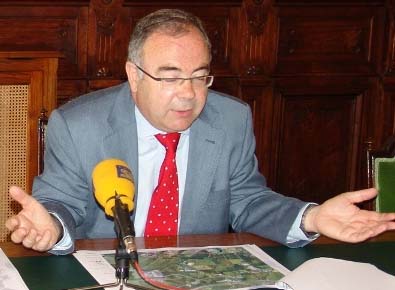 O alcalde compostelán presentando o novo plan de desenvolvemento do polígono de Monte Medorra