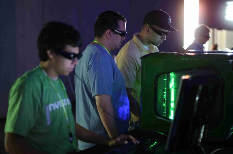 Usuarios probando as lentes 3D de nVIDIA
