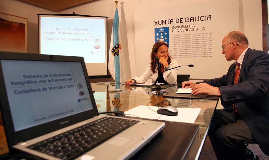 A conselleira de Vivenda e Solo, Teresa Táboas, durante a sinatura dun convenio de colaboración coa Universidade da Coruña para desenvolver un proxecto que facilitará o acceso dos cidadáns á información de vivenda.