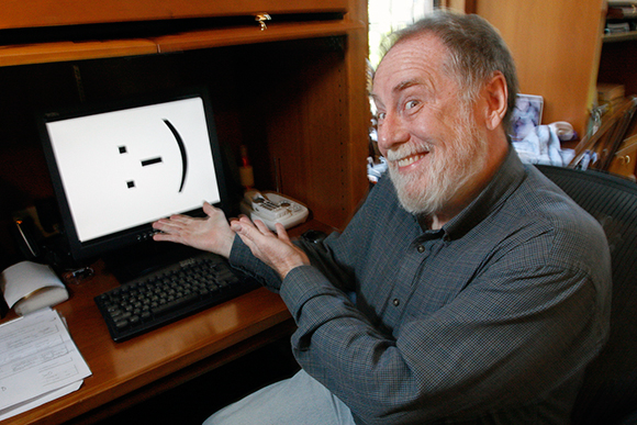 Scott Fahlman é informático que propuxo o uso de smileys feitos con carácteres de texto