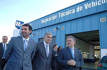 Anxo Quintana e Fernando Blanco visitando as instalacións da ITV en Sada