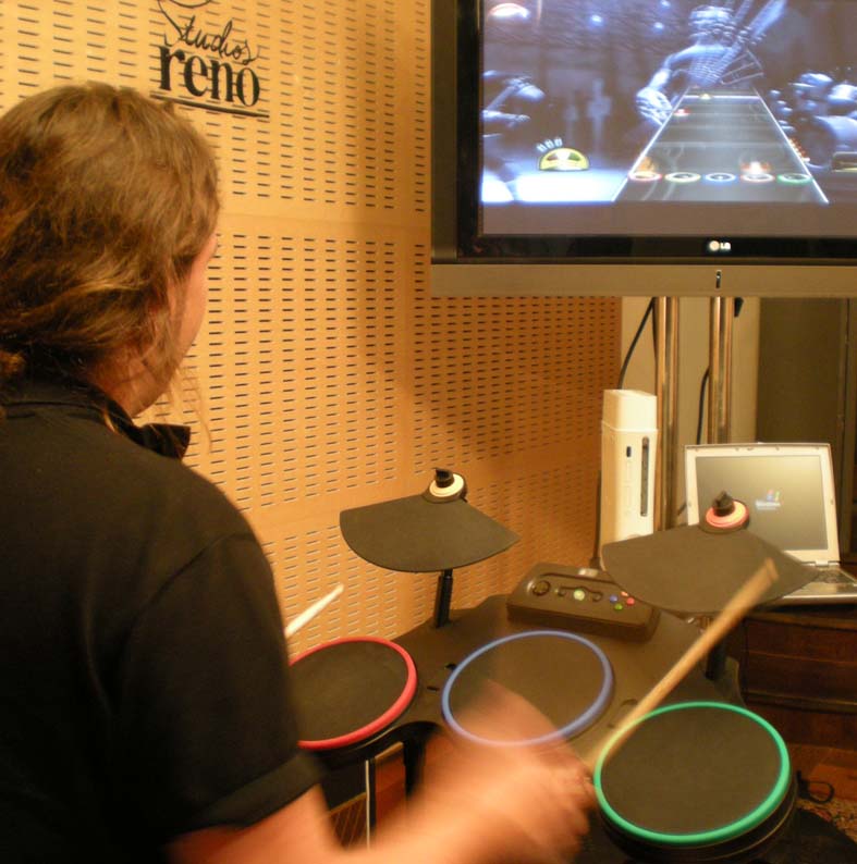 Roberto Aracil demostrando o uso da batería no Guitar Hero World Tour