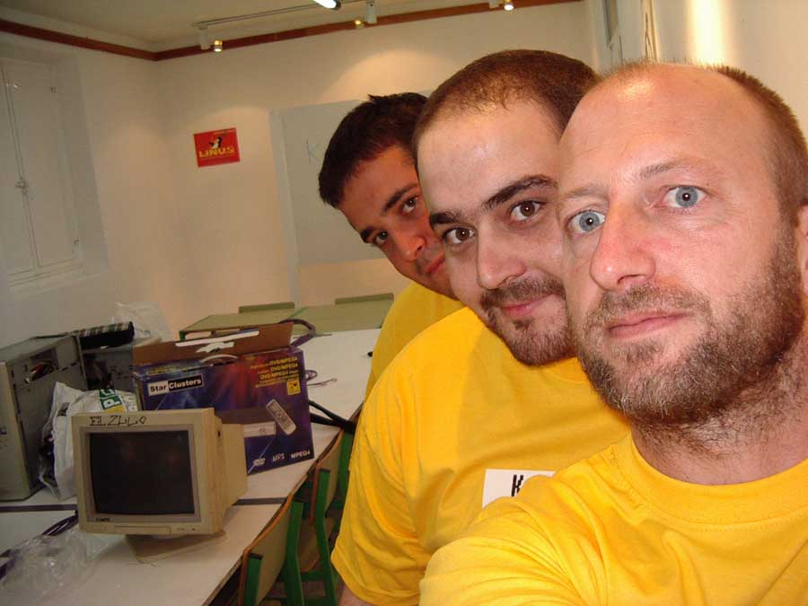 Evaristo, Alberto e Pablo (membros de O Zulo) na edición de 2004