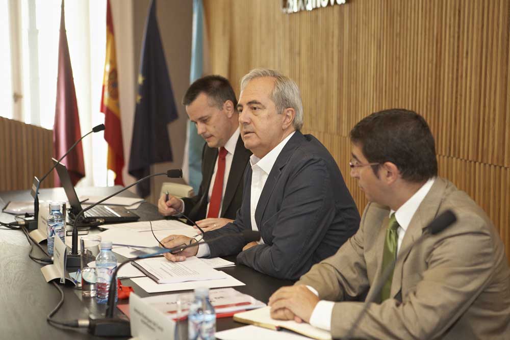Jorge Cebreiros, secretario do Cluster TIC Galicia; Rafael Valcarce, presidente, e Antonio Rodríguez, vicepresidente, na asemblea xeral do Cluster celebrada o pasado verán