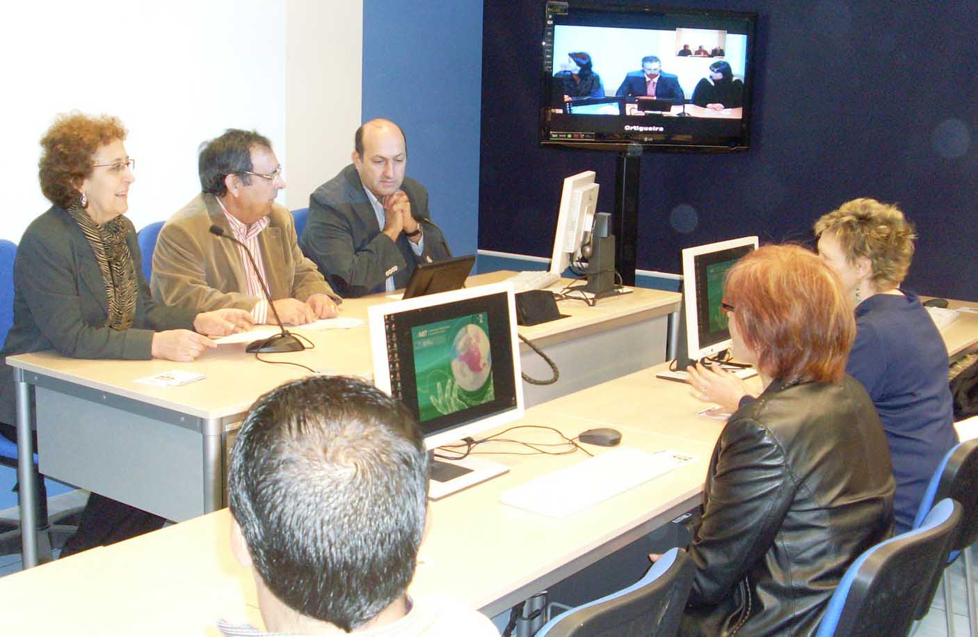 Rogelio Martínez inaugura a aula CeMIT de Castro Caldelas