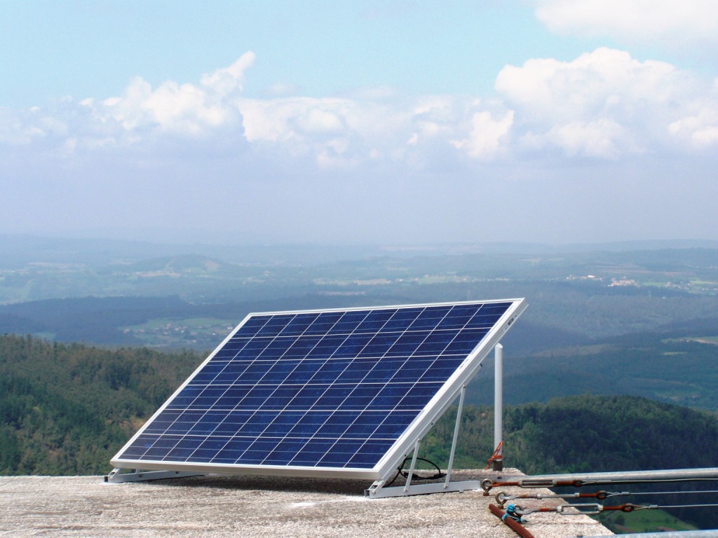 Panel solar co que Intermax abastece de enerxía ás súas antenas