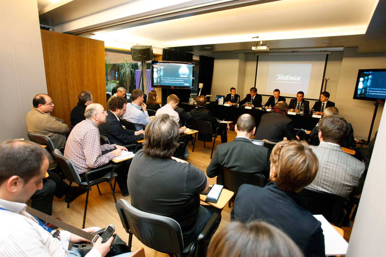 Directivos de Telefónica anunciando as súas probas en comuniacións 4G