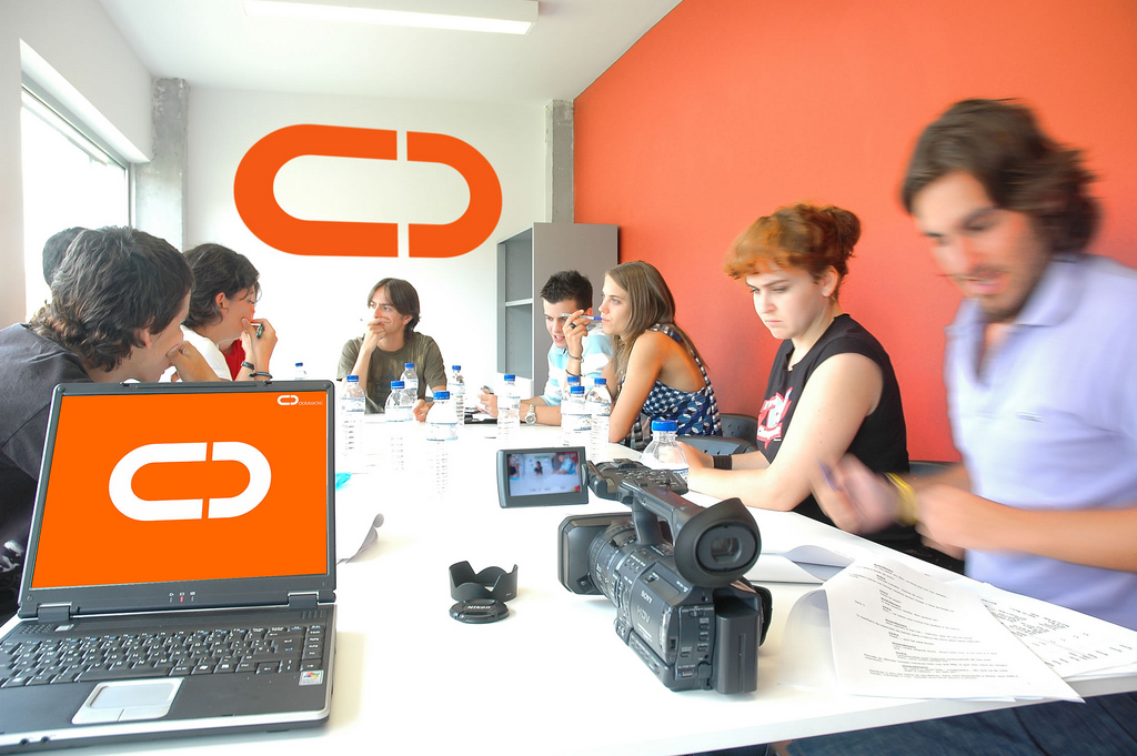 O equipo de DobleClic, organizadora de CONECOM, na mesa de traballo