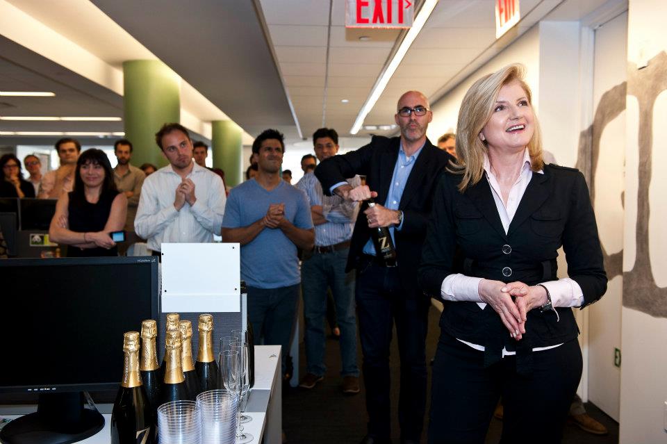 Arianna Huffington, Tim O'Brien e Tim Armstrong con parte do equipo do Huffington Post celebrando o Pulitzer de David Wood