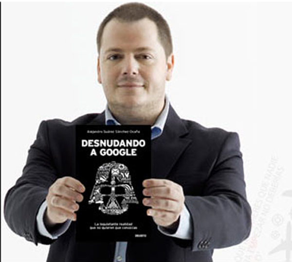 O autor, Alejandro Suárez Sánchez-Ocaña, co seu libro
