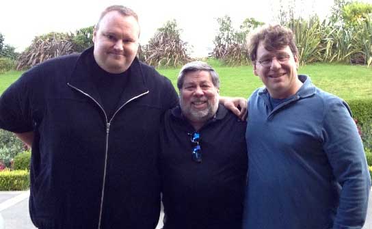 Dotcom (esquerda) con Wozniak (centro) nunha imaxe publicada a través de Twitter