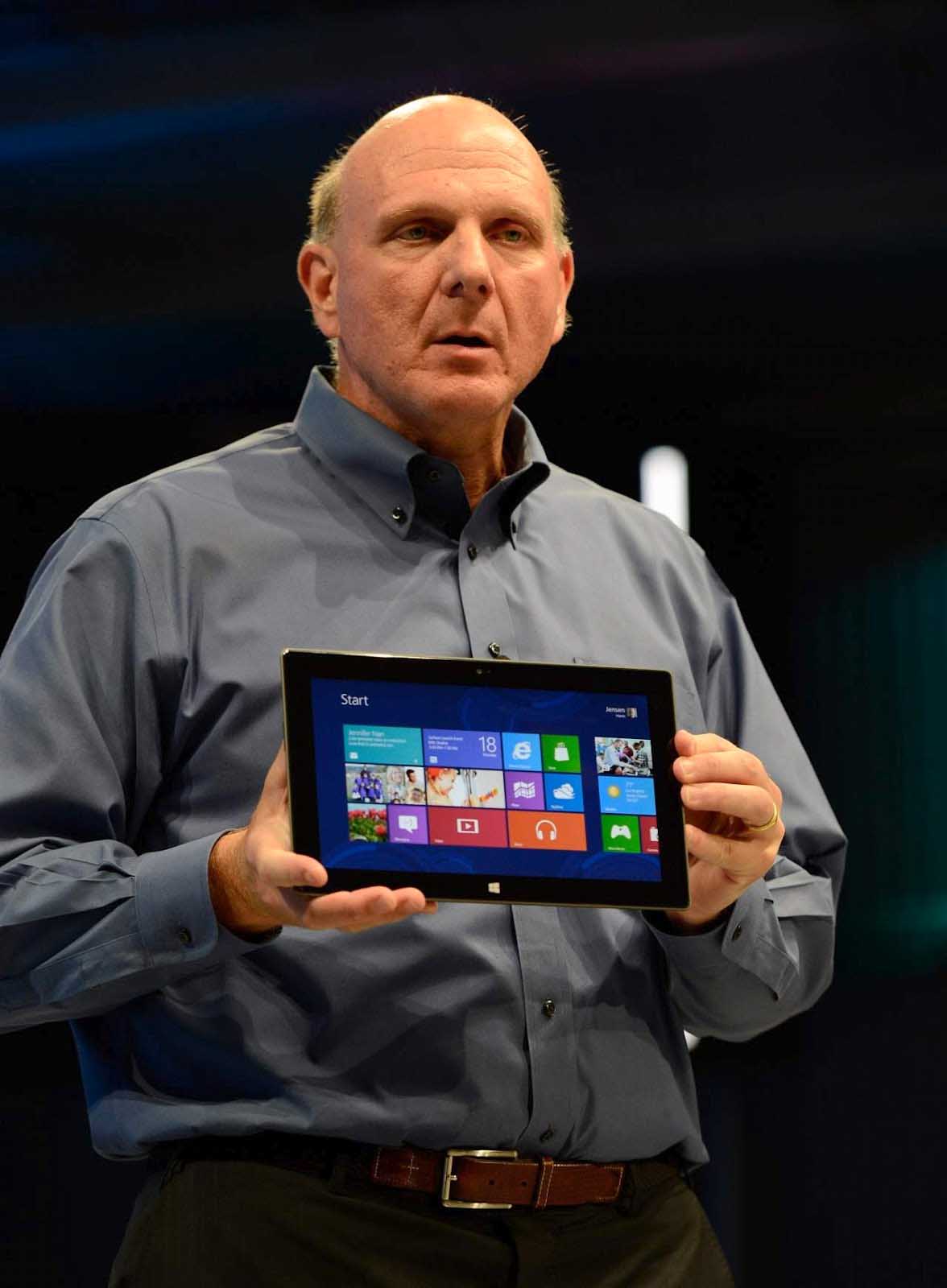 Steve Ballmer amosando un tablet con Windows RT