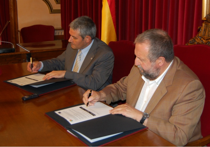 Pedro García Herradón (esquerda) e Clemente López Orozco, durante a sinatura do convenio de colaboración entre a USC e o Concello de Lugo para o proxecto Muralla Dixital