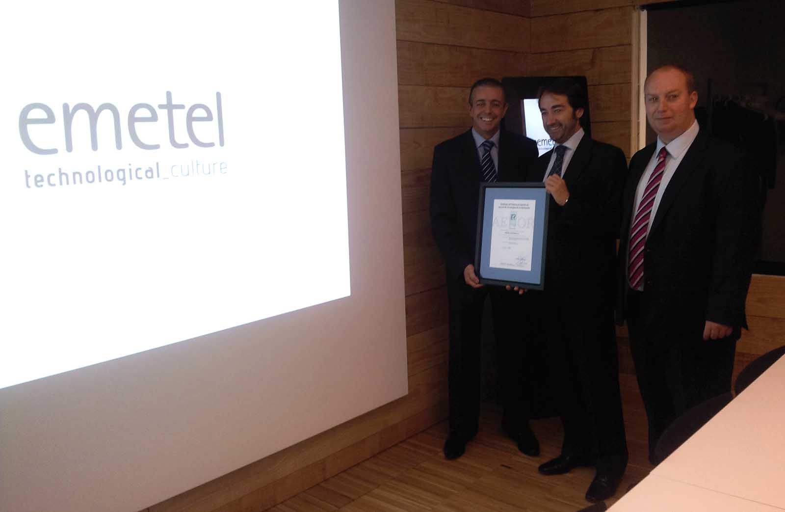 Martín Pita, director de AENOR en Galicia; Manuel Lago Vecino, director xeral de Emetel e Ulises Sobral, xerente de Tempo Consultores