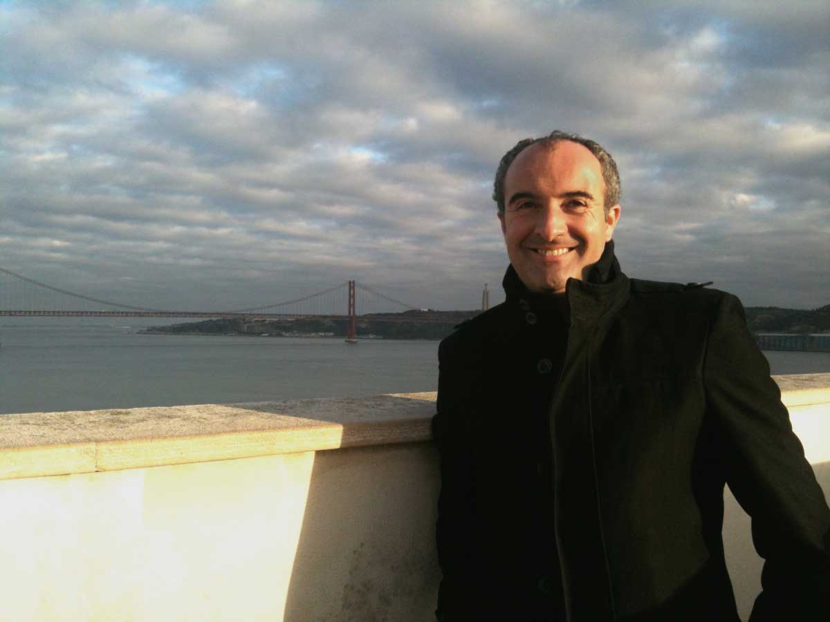 Víctor Ayán nunha imaxe de PontevedraViva, coa ponte de Lisboa ao fondo
