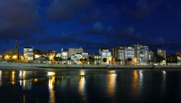 Unha panorámica, dende o mar, da vila de Bouzas