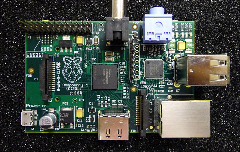 Imaxe dunha placa Raspberry Pi, fotografada por Liz e vista na Wikipedia