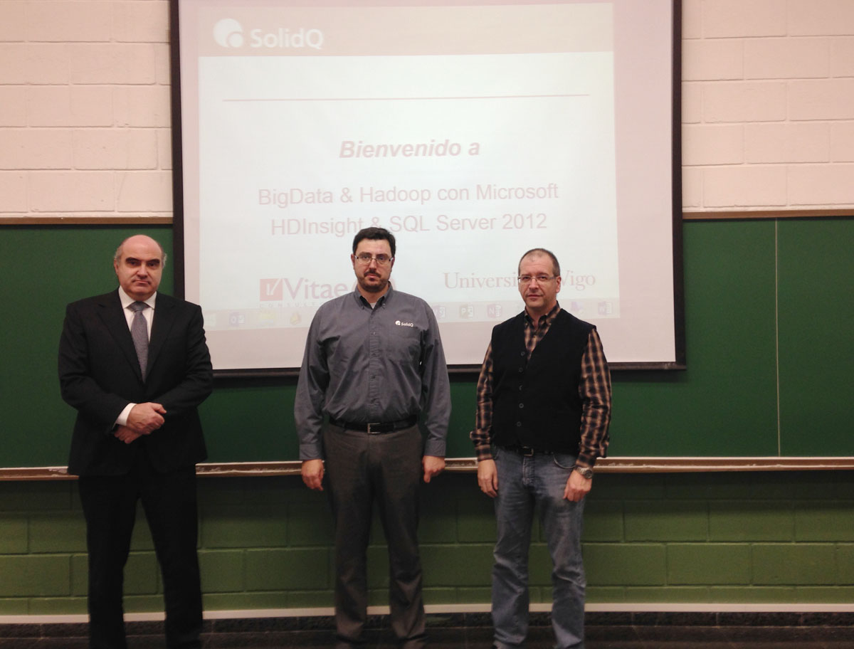 Marcos Carbonell (Vitae Digital), o formador Antonio Soto (SolidQ) e o profesor Ignacio Armesto