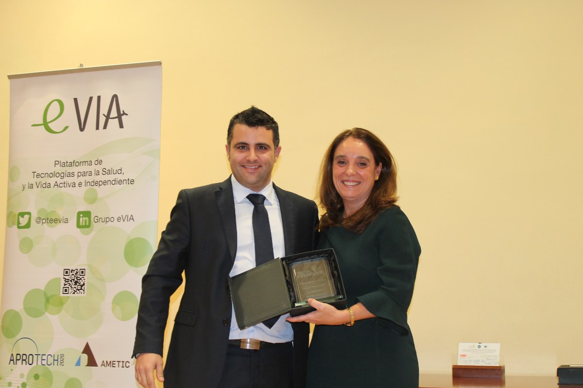 José Antonio Losas, director de tecnoloxía de Conexiona, recibe o premio de mans de Mª Ángeles Ferre, subdirectora xeral de Colaboración Público-Privada no Ministerio de Economía e Competitividade