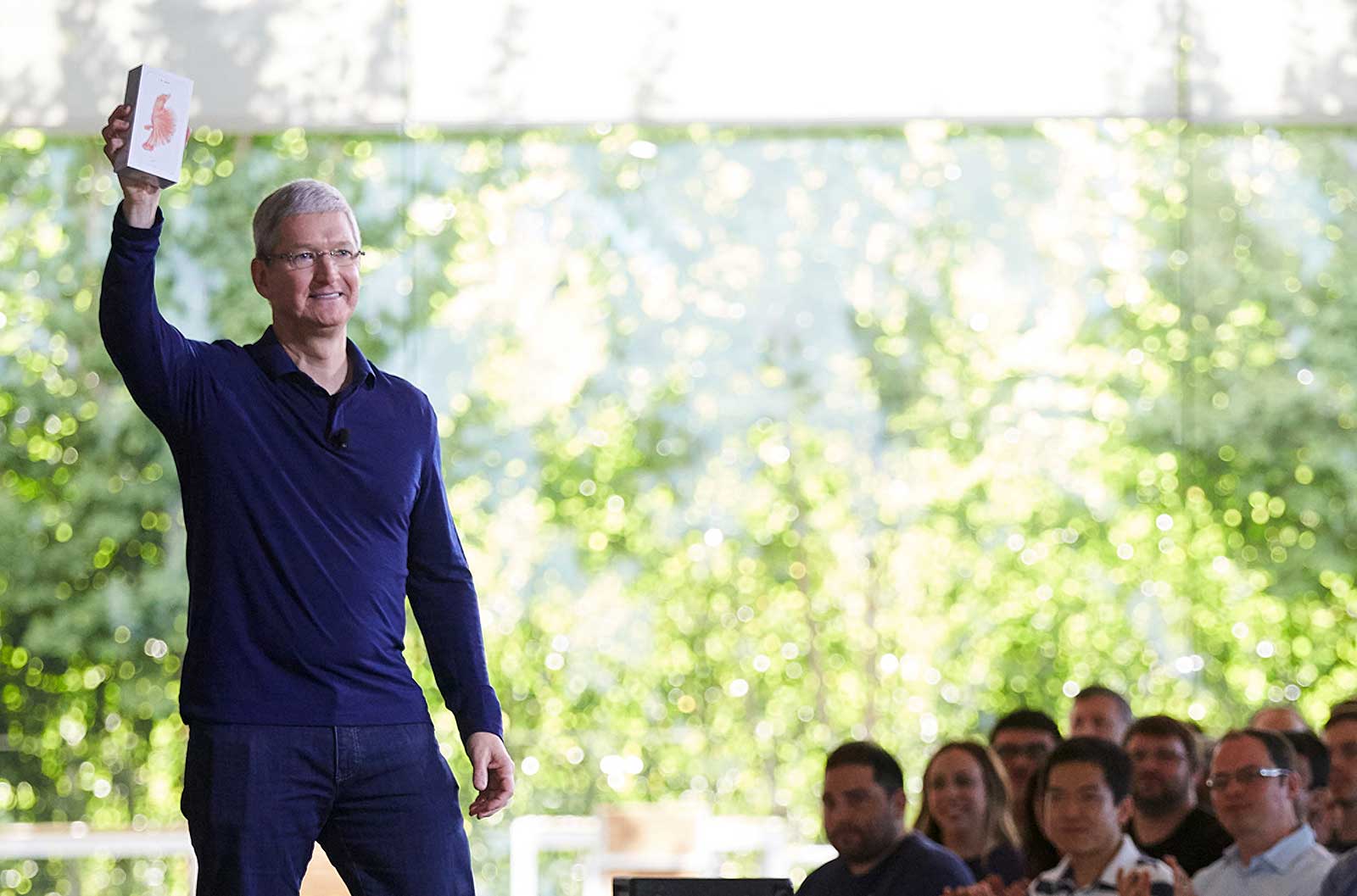 tim_cook_billionth_iphone.jpg