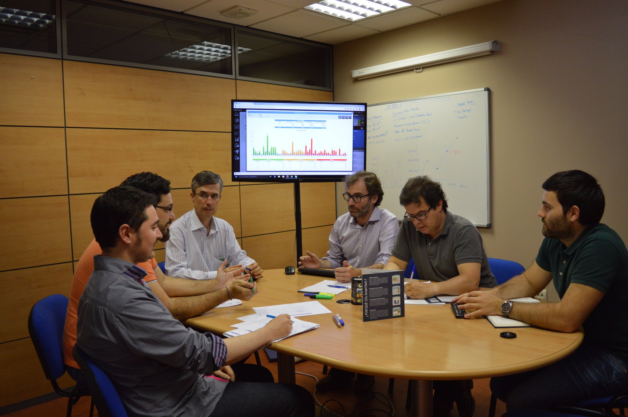 Parte do equipo de CO2 Smart Tech, co director de Operacións, Gustavo Amán (terceiro pola esquerda) e o seu director Alberto Méndez (cuarto pola esquerda) /Imaxe de Economiaengalicia.com