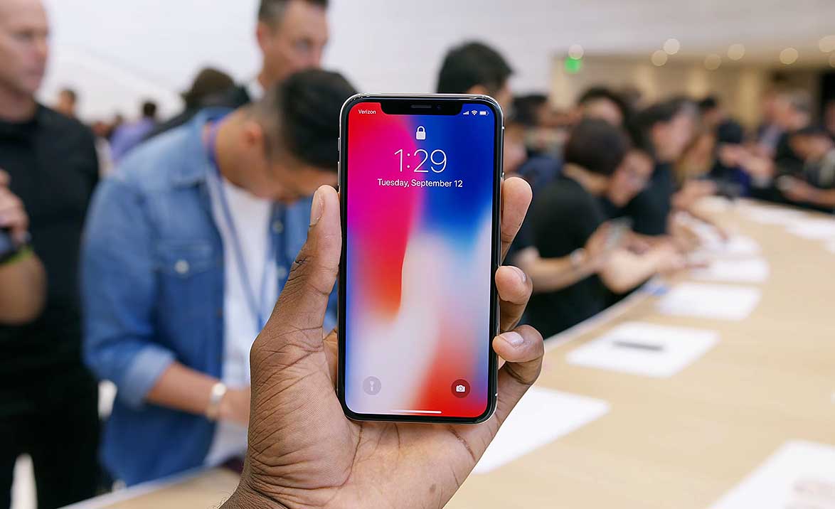 iphone_x_man.jpg