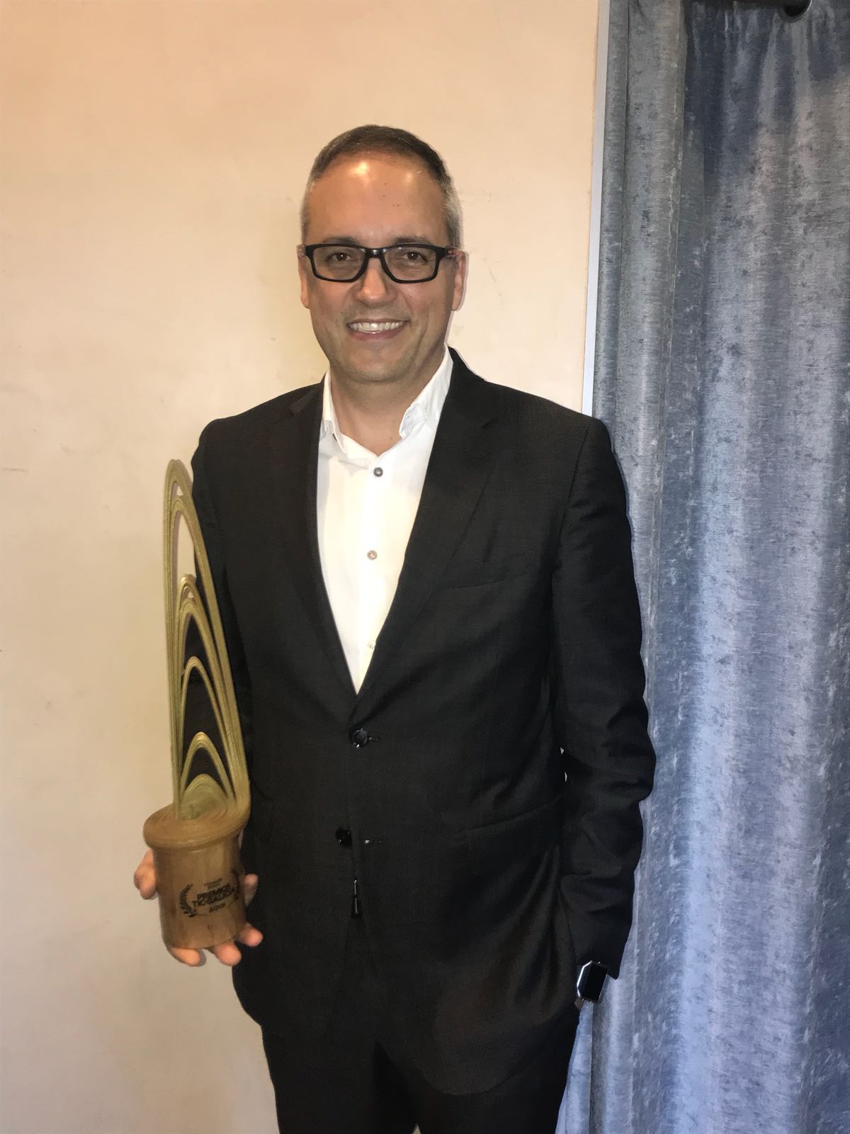 Gustavo Gómez, socio director de Bahía Software, recollendo o galardón