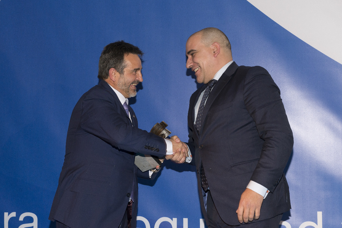 José Blas, presidente do xurado da Fundación CNAE, entregando o premio a Jorge Costa, CEO de Netun Solutions