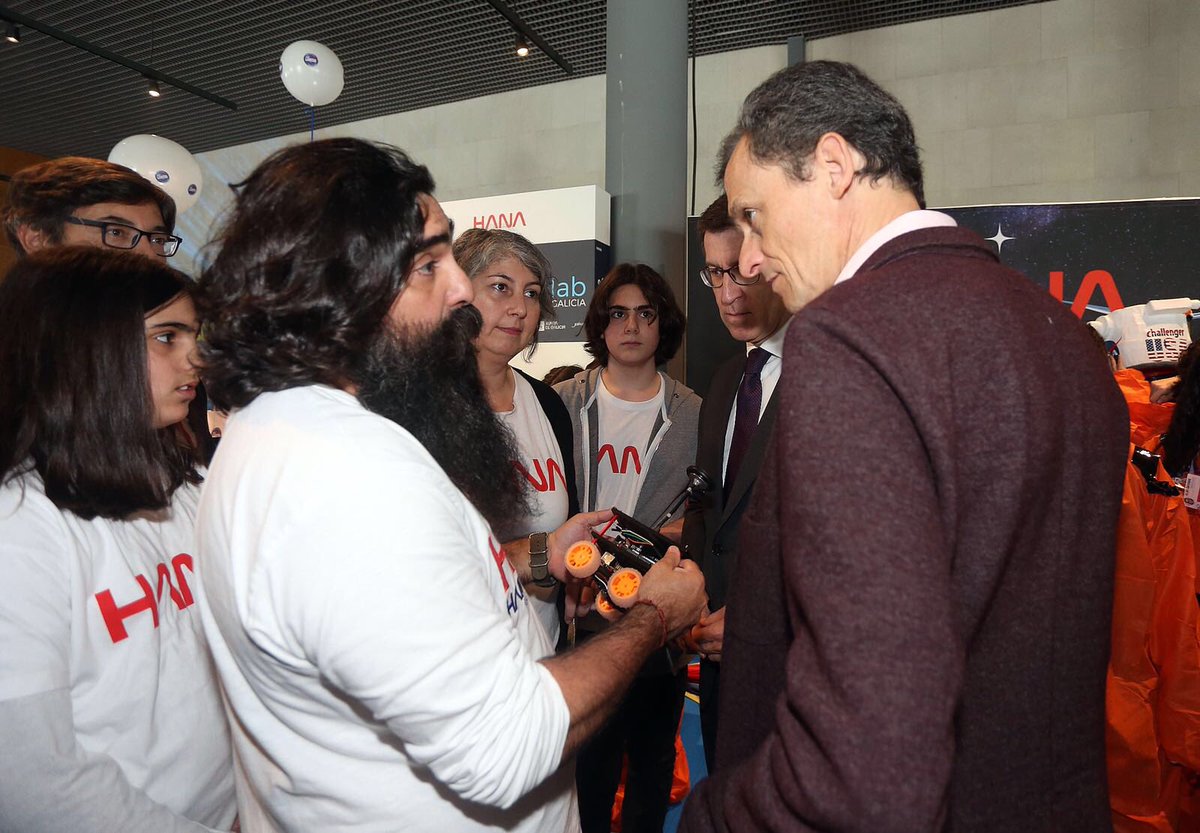 Frankie Gómez presentándolle o proxecto ao ministro de Ciencia, Pedro Duque