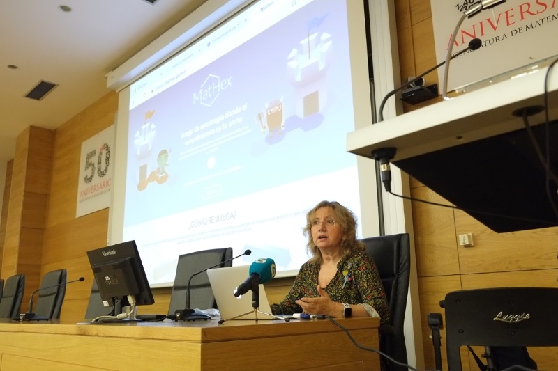 A profesora Elena Vázquez Abal presentoulle MatHex aos medios de comunicación. Foto: Servimav