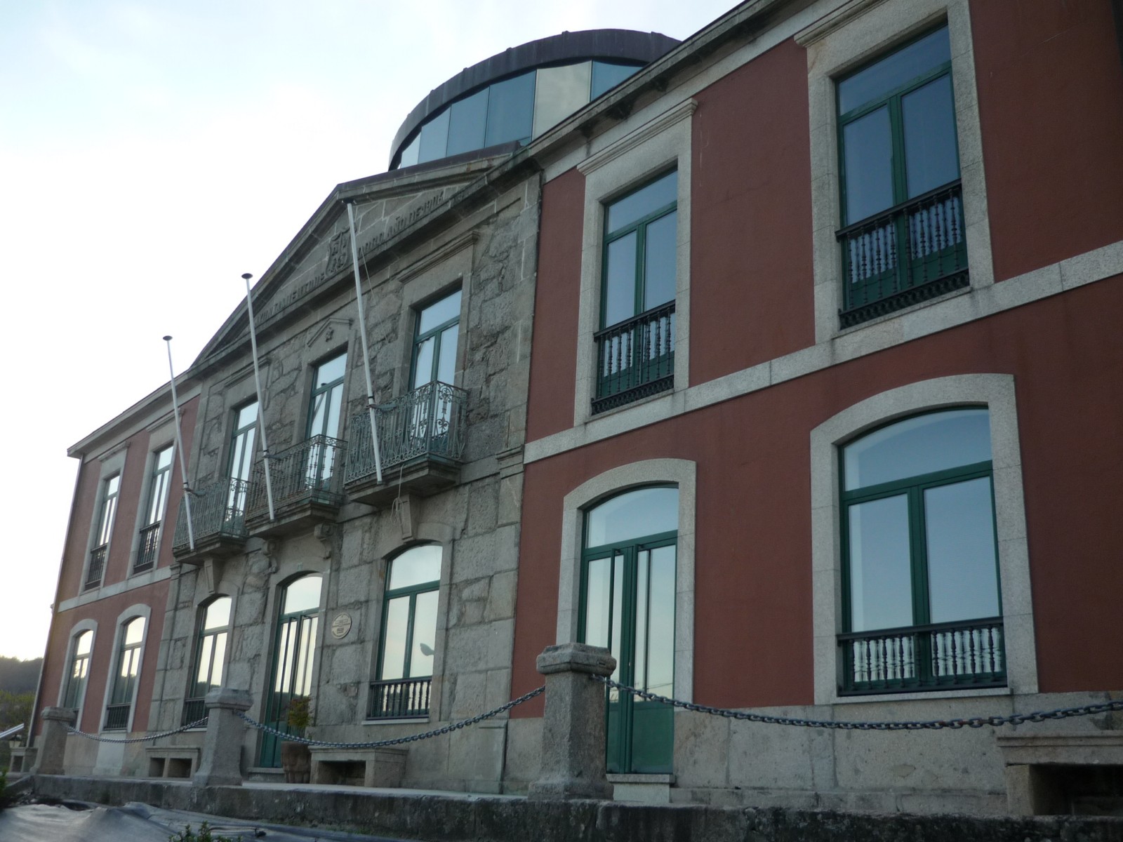 Fachada do Consistorio de Dodro nunha imaxe da Galipedia