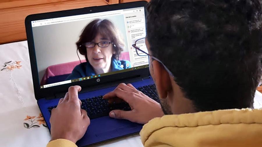 Un participante nos encontros virtuais da USC nunha imaxe de Santi Alvite
