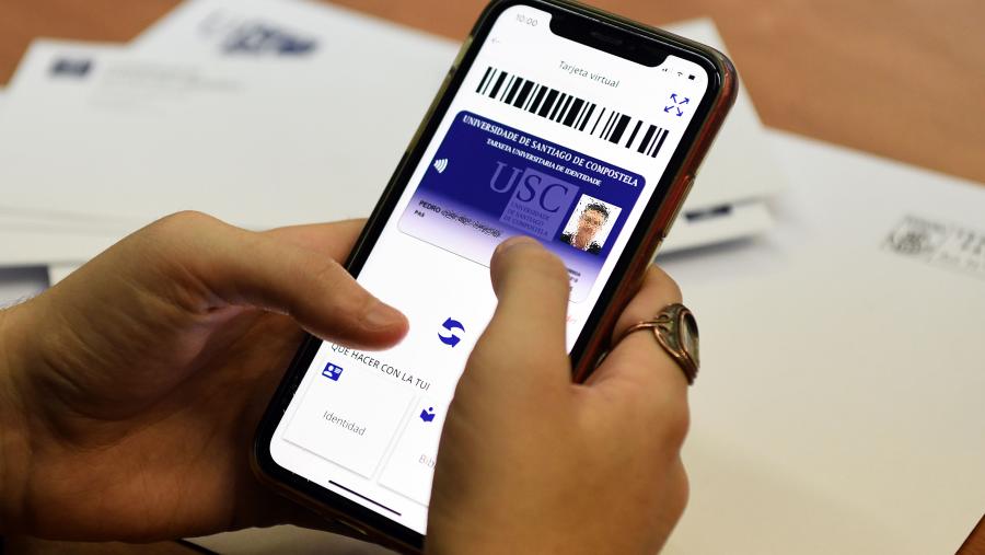 Un usuario da app da USC nunha imaxe de Santi Alvite