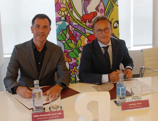 Isidro Fernández de la Calle, director de Empresas do Grupo Euskaltel (do que forman parte R e Telecable), e Santiago Sesto, director de APD zona noroeste (Galicia e Asturias), na sinatura do acordo previo, formalizado hai un ano