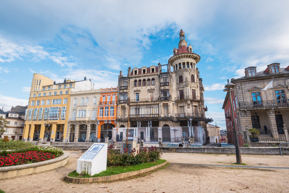Unha vista dos edificios históricos da praza maior de Ribadeo