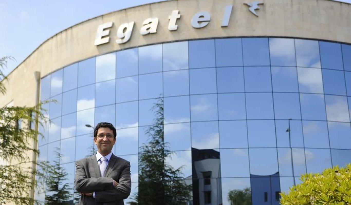 Javier Taibo diante da sede de EGATEL nunha imaxe de La Región