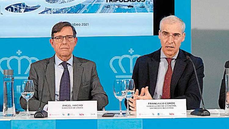 Conde, á dereita, na inauguración de UNVEX nunha imaxe de El Correo Gallego