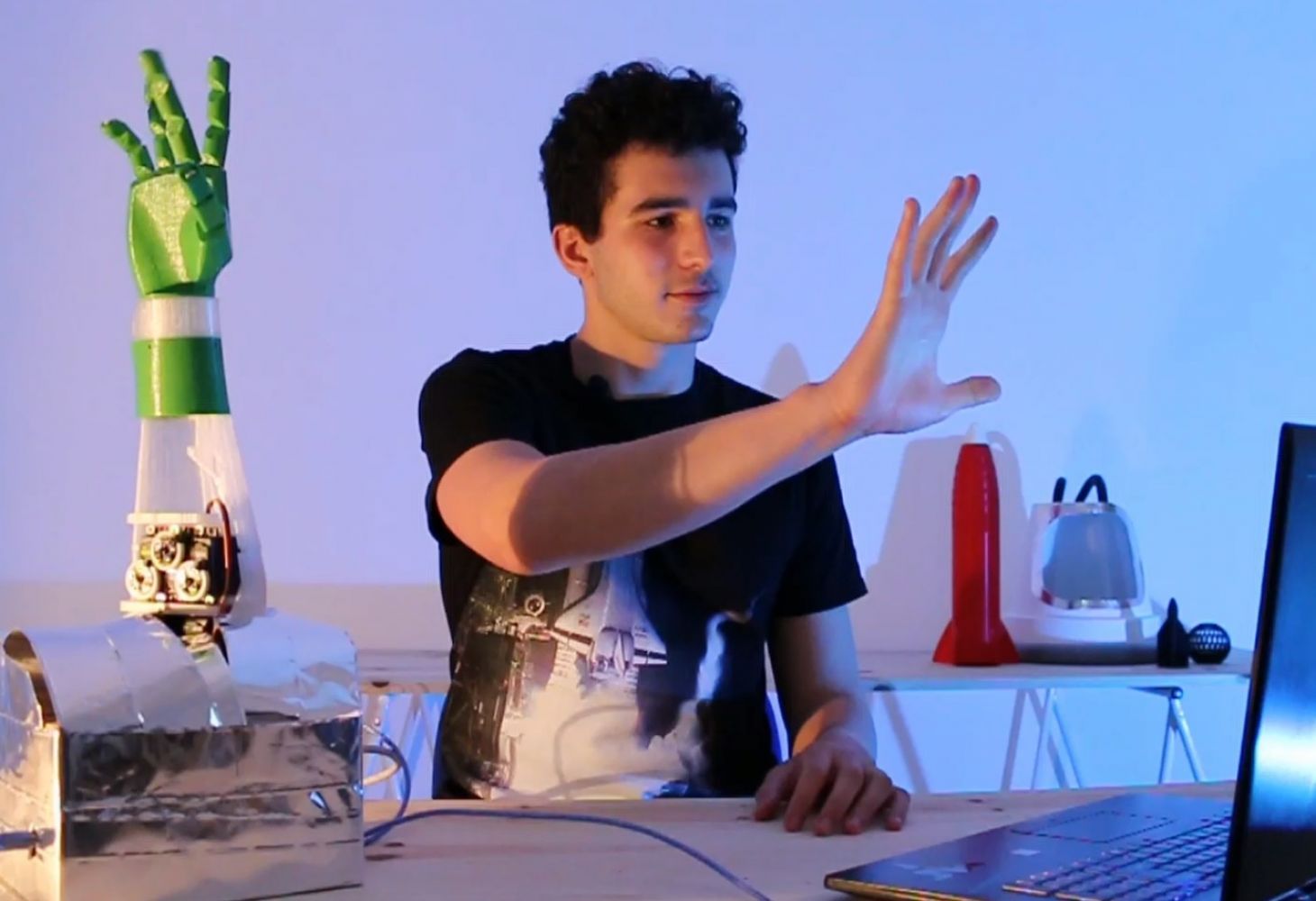 Sergio Dacal, de VermisLAB, finalista na última edición da Maker Faire Galicia, ideou unha man robótica controlada por intelixencia artificial e sensores musculares para axudar a persoas con certas discapacidades.
