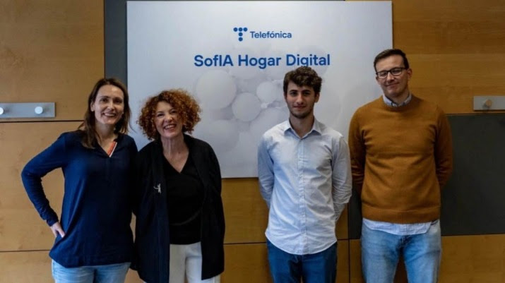 Javier Abia, integrante do equipo Fundación (segundo pola dereita) xunto a Susana Jurado e Pablo López Coya de Telefónica