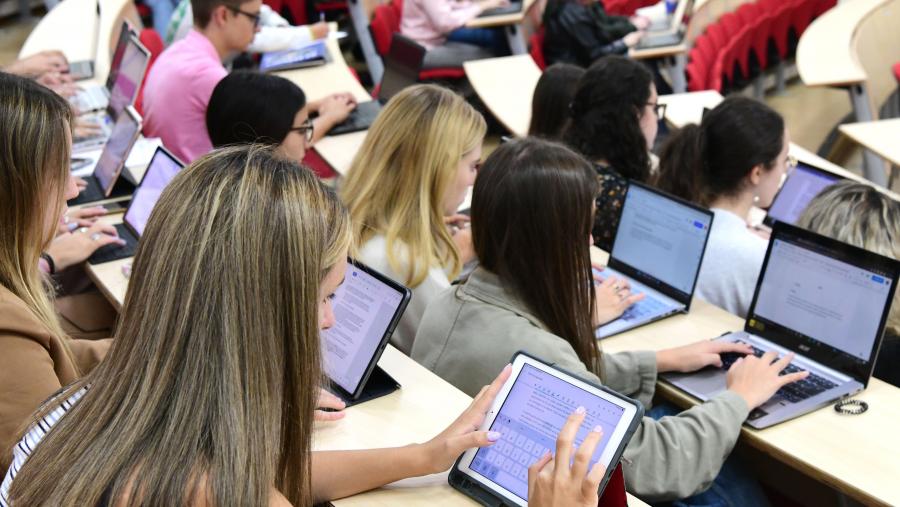 Alumnado empregando a ferramenta lingüística nunha imaxe de Santi Alvite (USC)