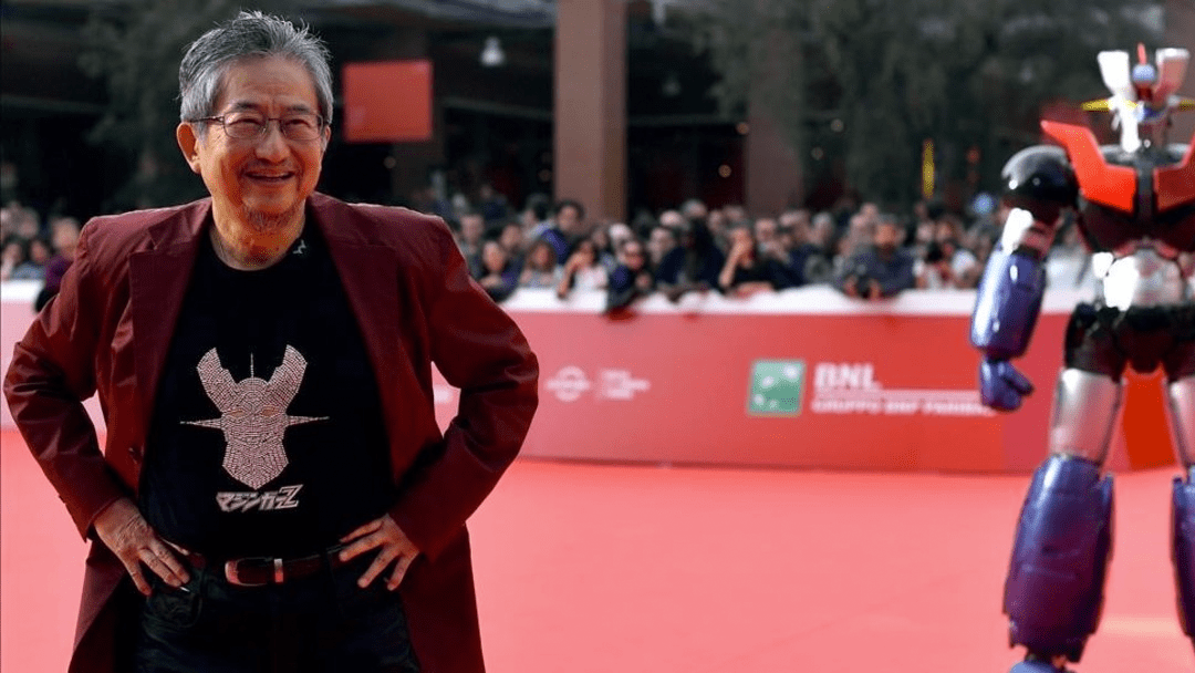Go Nagai posa al lado de Mazinger Z