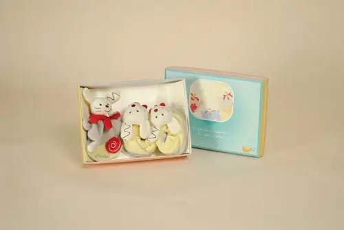 Coffret Doudou Lapin Plat Gris Jaune Rouge Mes Premiers Chaussons BABY NAT'