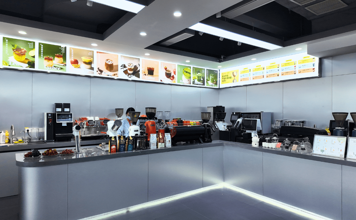 Commercial cafe bar equipped with Dazheng coffee machines for learning how to use coffee machine