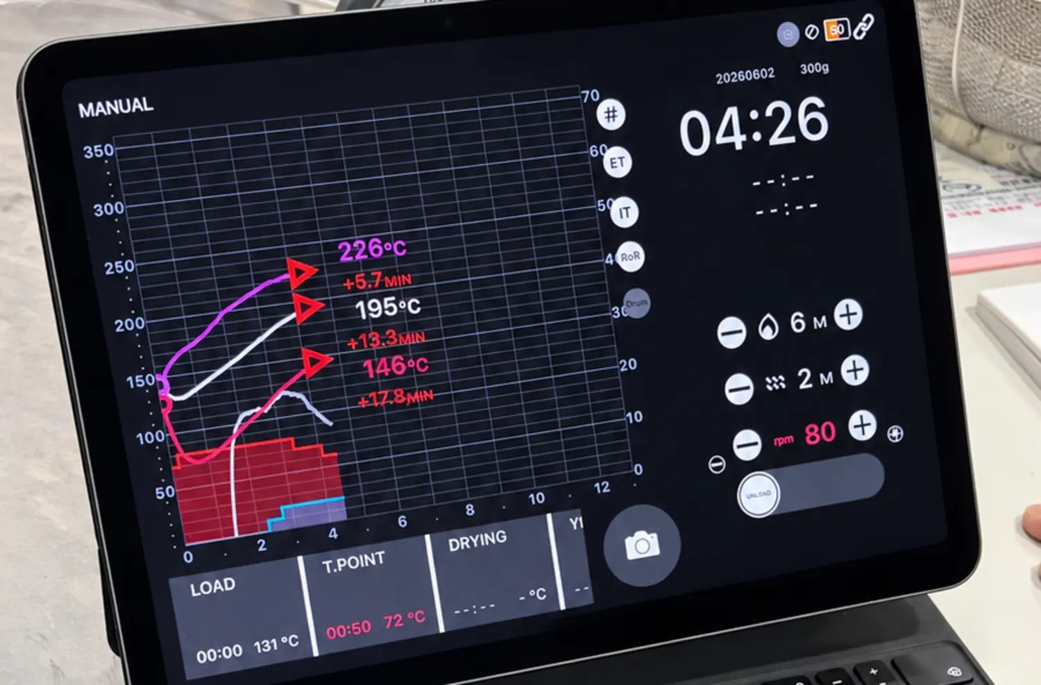 OB-1 Pro 専用アプリの焙煎画面。焙煎カーブと温度の推移、火力・風量・ドラム回転数の設定が並ぶ