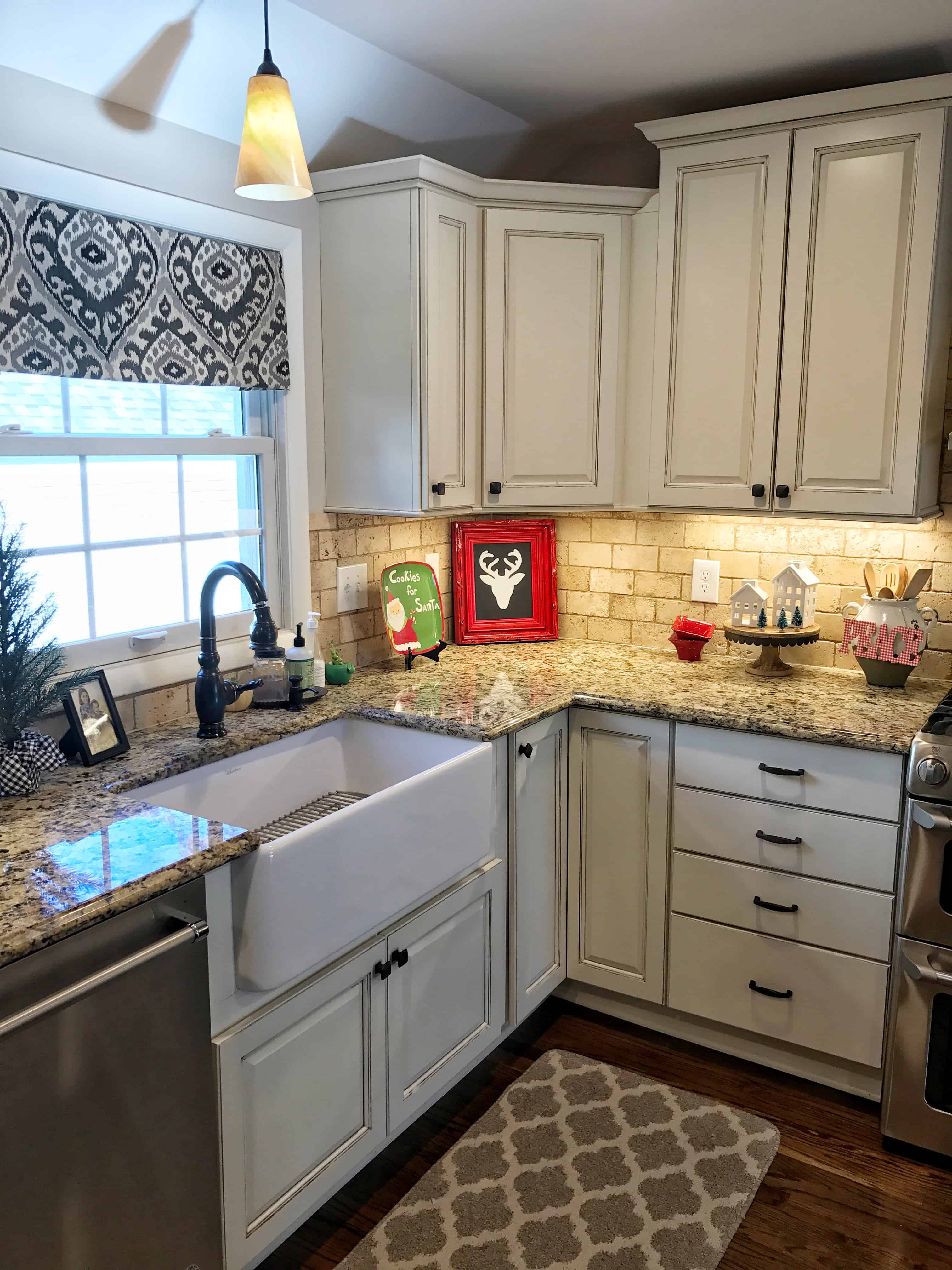 Modern Farmhouse Christmas Kitchen #fixerupperstyle #budget #diy