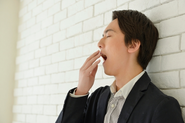 寝ても寝ても眠気が取れないのは病気のせい？｜睡眠不足の勘違い