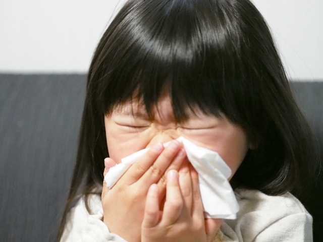 花粉症の治療法や対策は子供と大人で違う！？｜検査とかさむ費用